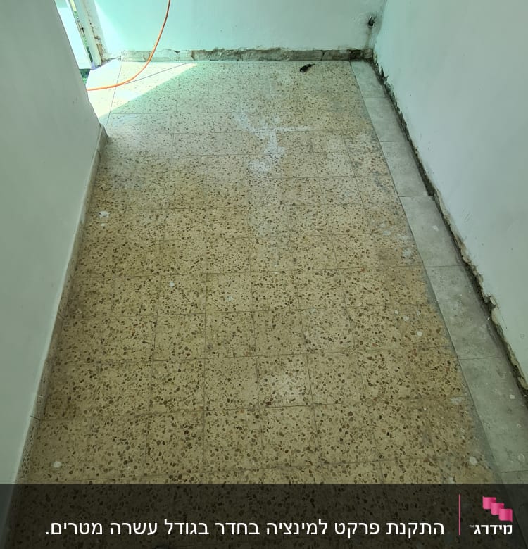 התקנת פרקט למינציה בחדר בגודל עשרה מטרים.